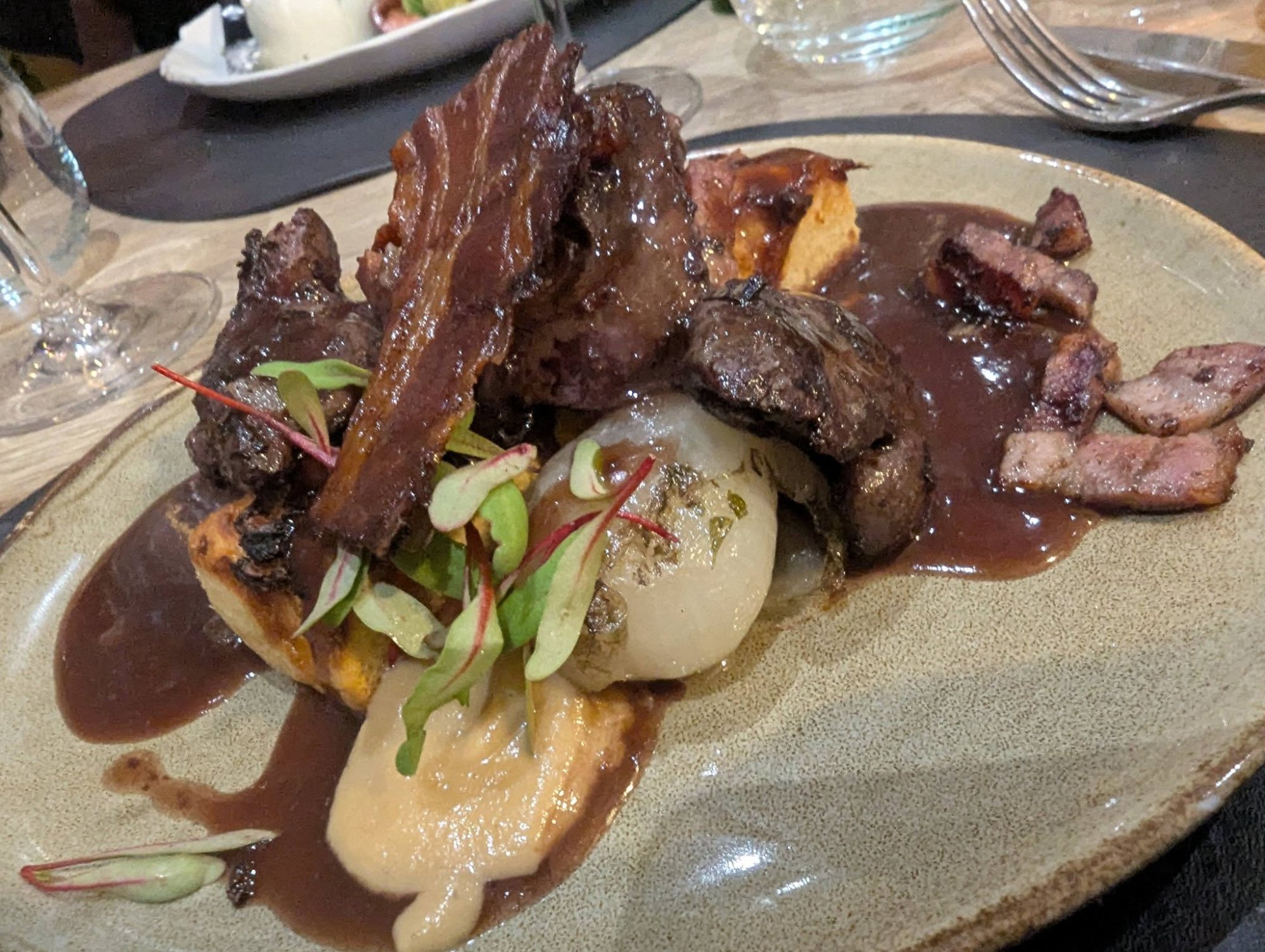 Braised short ribs with mashed potato and wine jus